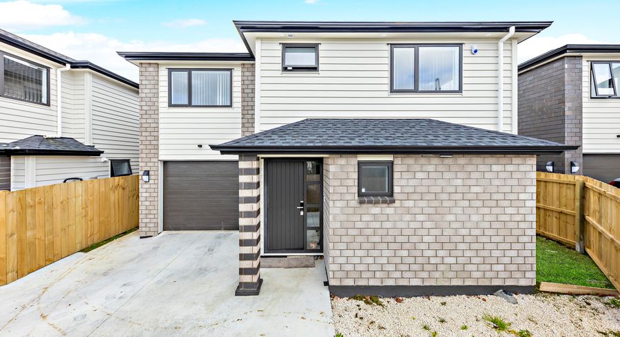  at 2/7 WAIARI RD, CONIFER GROVE, Auckland