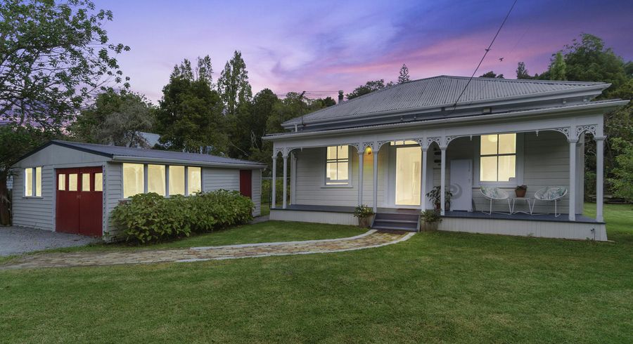  at 8 Western Road, Laingholm, Auckland