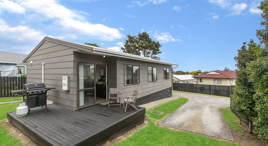  at 2/53 Maplesden Drive, Clendon Park, Auckland