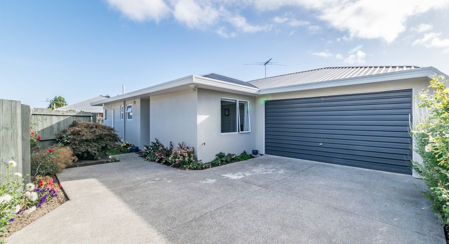  at 11 Honeysuckle Place, Northcote, Christchurch