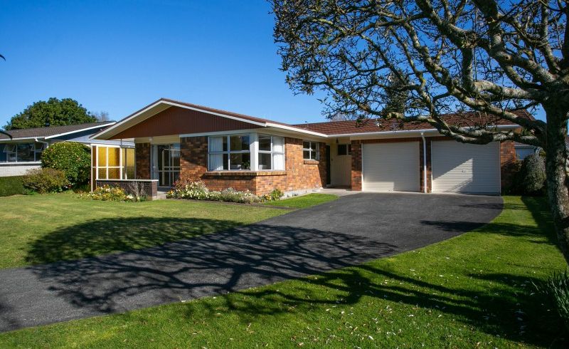  at 8 Woodstock Crescent, Leamington, Cambridge