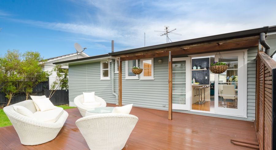  at 2/27 Abbotleigh Avenue, Te Atatū Peninsula, Auckland