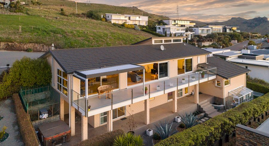  at 9 Stoneyridge Close, Mount Pleasant, Christchurch