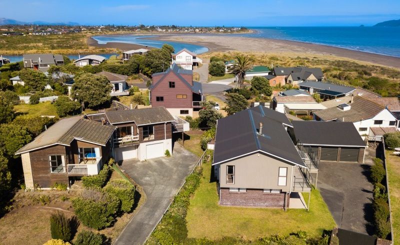  at 33 Oratia Street, Waikanae Beach, Waikanae