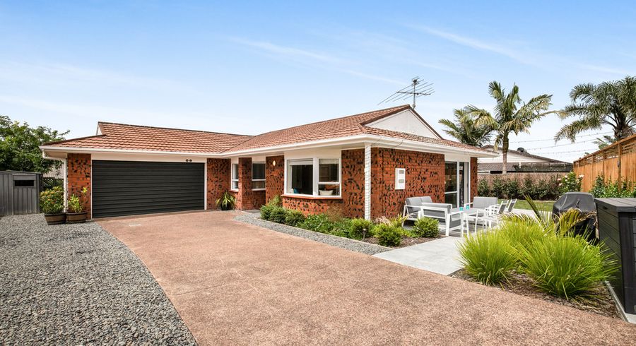  at 2/32 Booralee Avenue, Botany Downs, Auckland