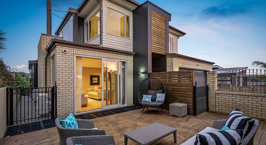  at 77 Travis View Drive, Fairview Heights, Auckland