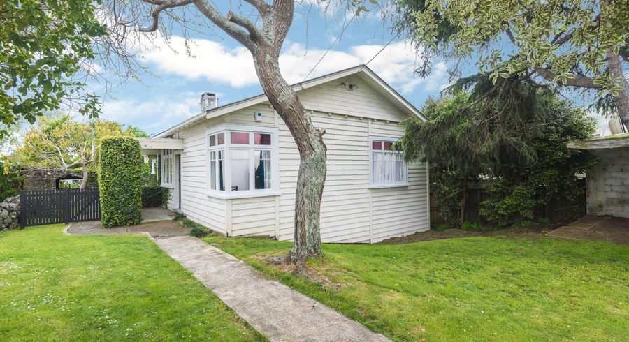  at 8 Cambourne Road, Sandringham, Auckland