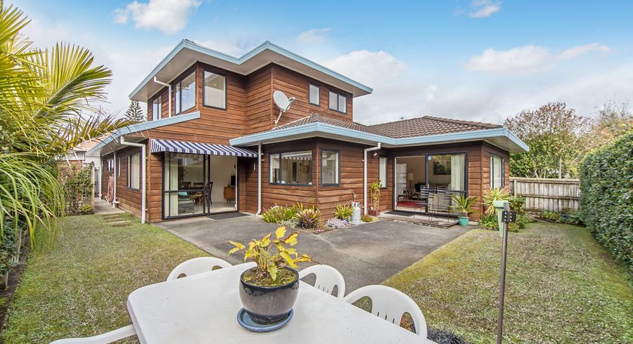 at 2/8 Mandica Place, Sunnynook, Auckland