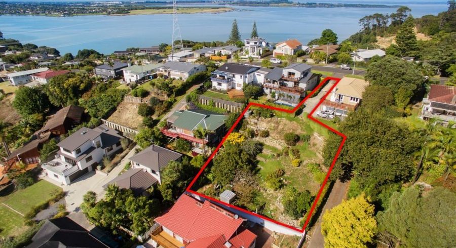  at 12 Hoskins Avenue, Hillsborough, Auckland