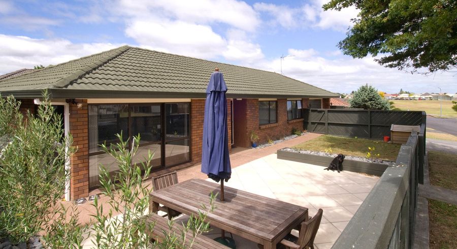  at 2/6 Kookaburra Place, Botany Downs, Auckland