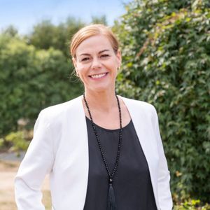 Angela Hunt