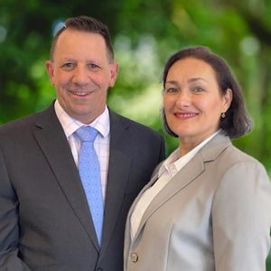 Peter Melhop & Anna Oleynik Selling The Coast @realty